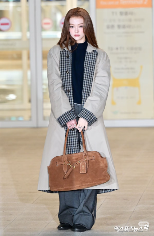 미우미우 리버시클 트윌 체크 트렌치 코트